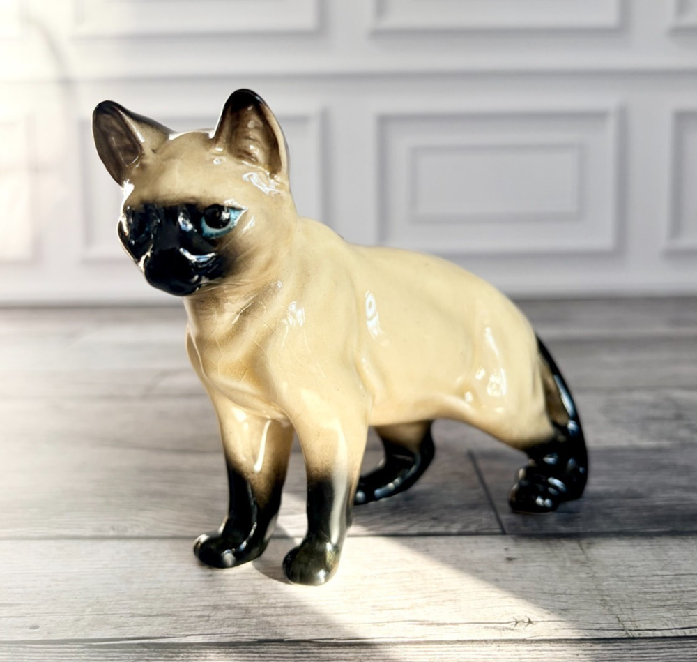 Vintage Japanese Siamese Cat Figurine Mid Century Ceramic Blue Eyes 4" x 6"